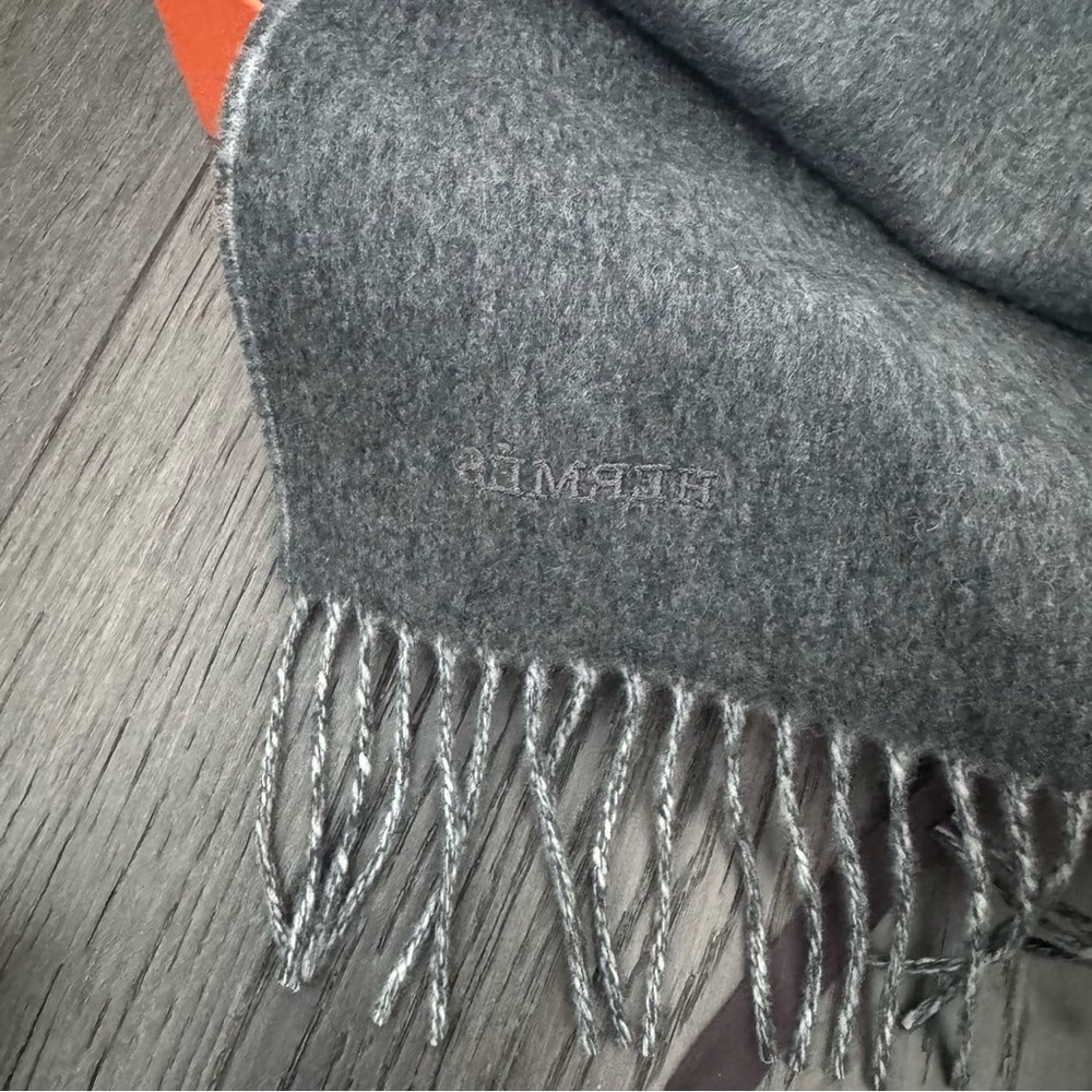 HERMES NEW unisex Double Sided Cashmere Men's Scarf Muffler Light Grey/Dark Grey - Picture 8 of 8